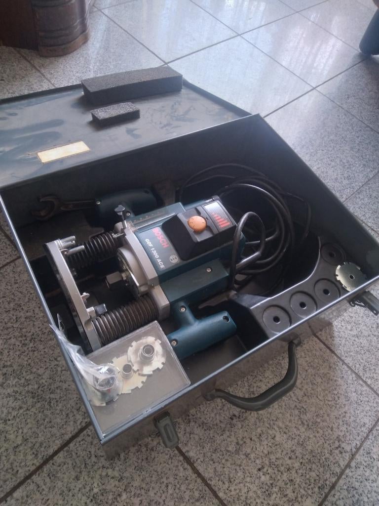 Bosch GOF 1300 ACE. bovenfrees in metalen koffer, Ophalen, Gebruikt, Bovenfrees, Bosch