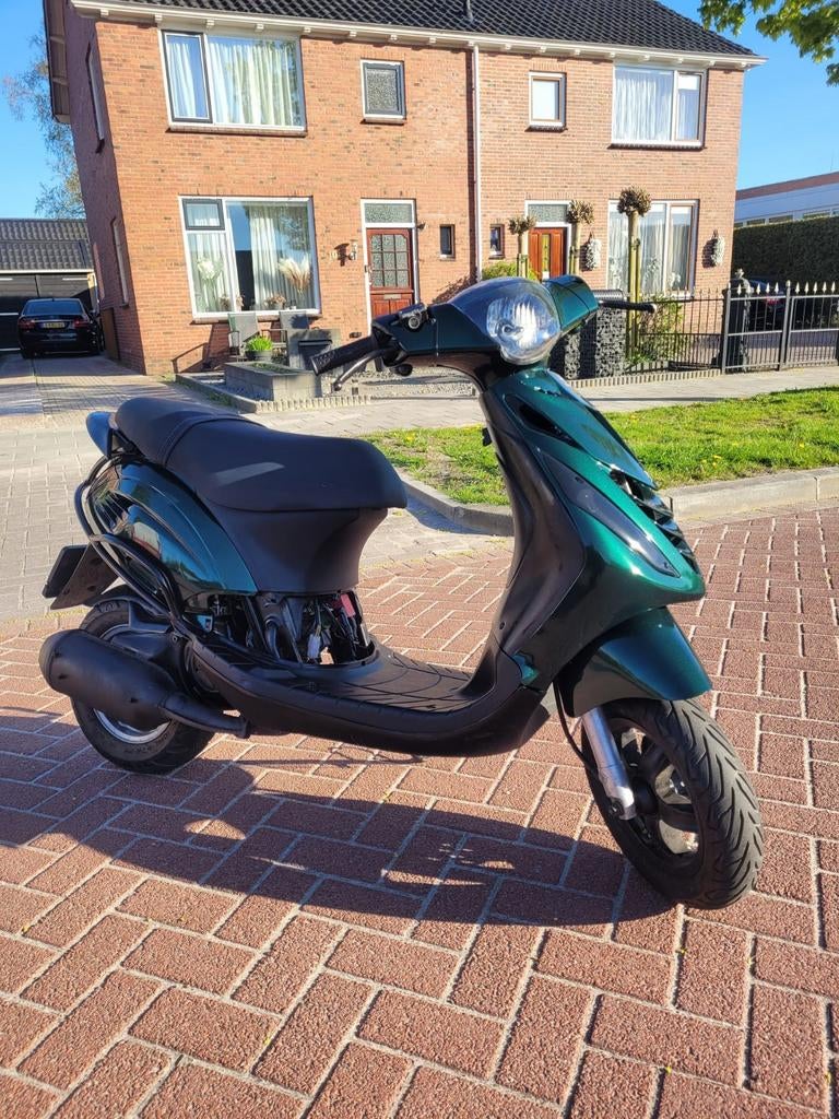 Frisse zip 150cc 2t met blauw kenteken, Fietsen en Brommers, Ophalen, Zo goed als nieuw, Zip