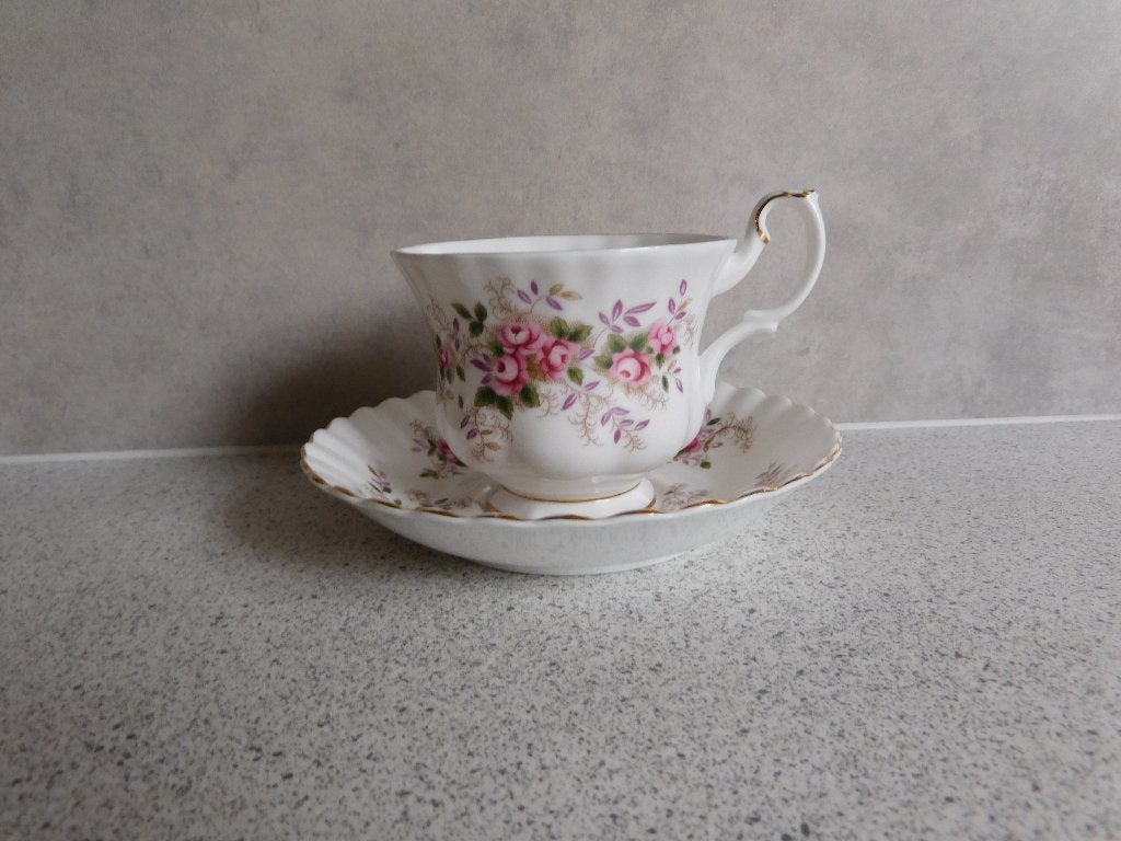 Kop en schotel Fine Bone China Lavender Rose Royal Albert, Verzamelen, Porselein, Kristal en Bestek, Ophalen of Verzenden, Zo goed als nieuw