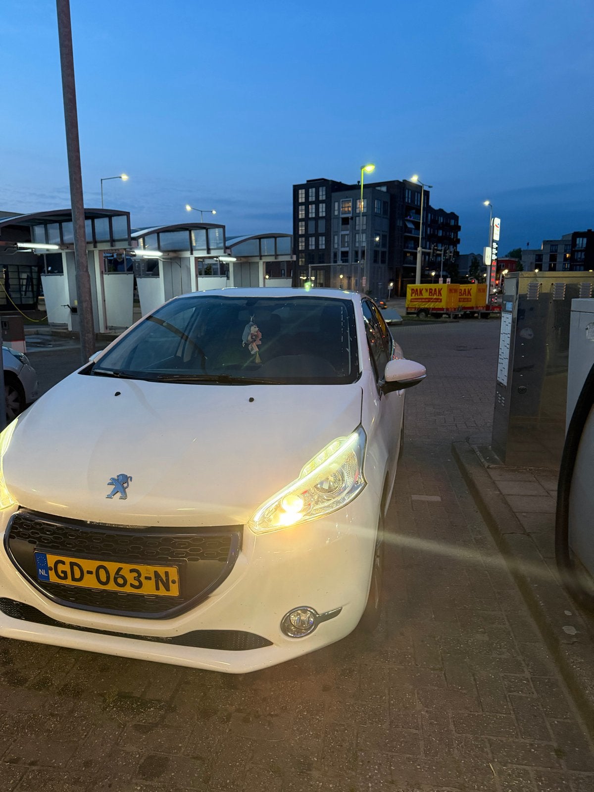 Peugeot 208 1.0 VTI 50KW/68PK 5-D 2014 Wit, Auto's, Peugeot, Voorwielaandrijving, 1025 kg, 450 kg, 31 €/maand