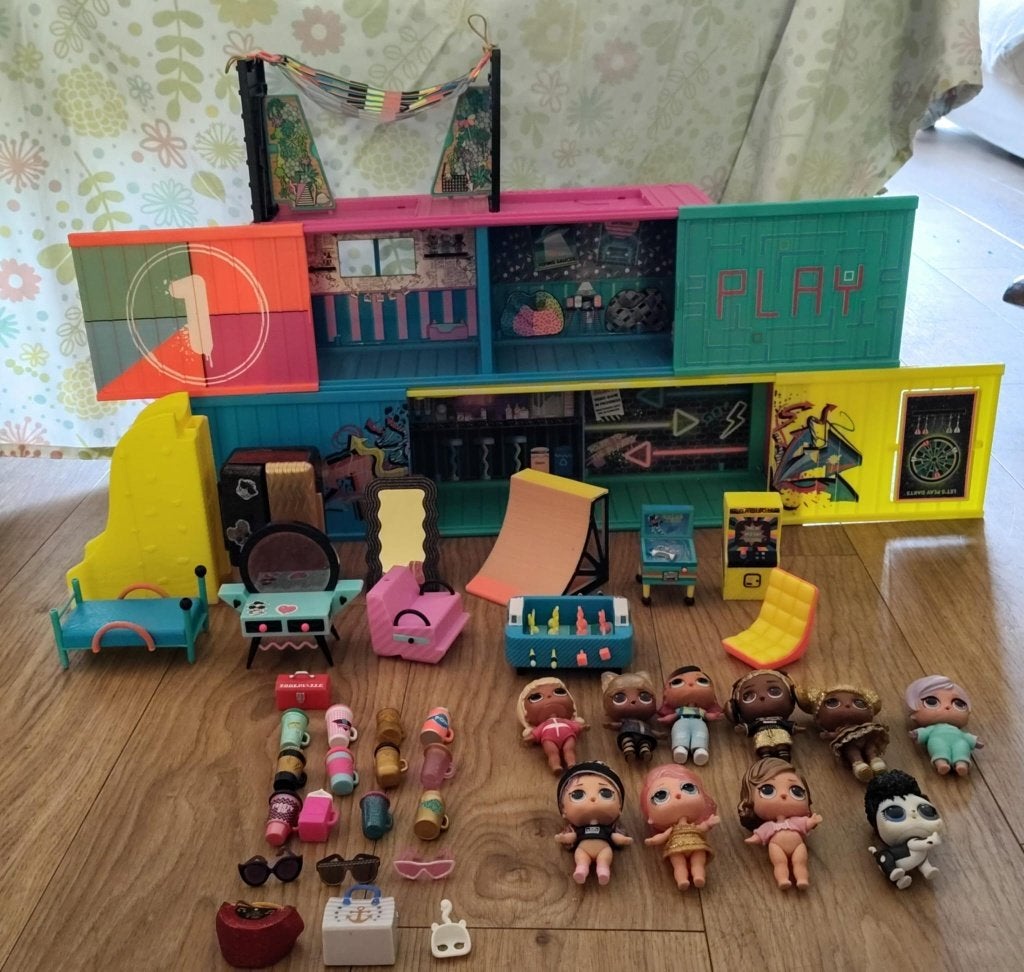 Foto 2 van LOL poppenhuis compleet