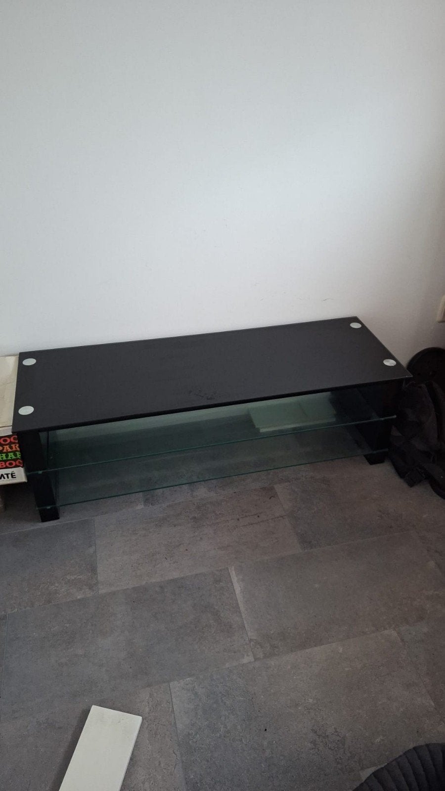 Zwart TV-meubel met glazen planken, Gebruikt, 100 tot 150 cm, Ophalen of Verzenden, Overige houtsoorten