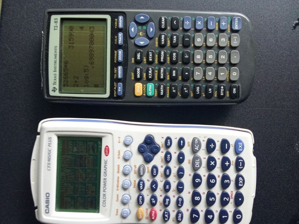 TI-83 en CFX-9850GC Plus, Diversen, Ophalen of Verzenden, Grafische rekenmachine, Zo goed als nieuw