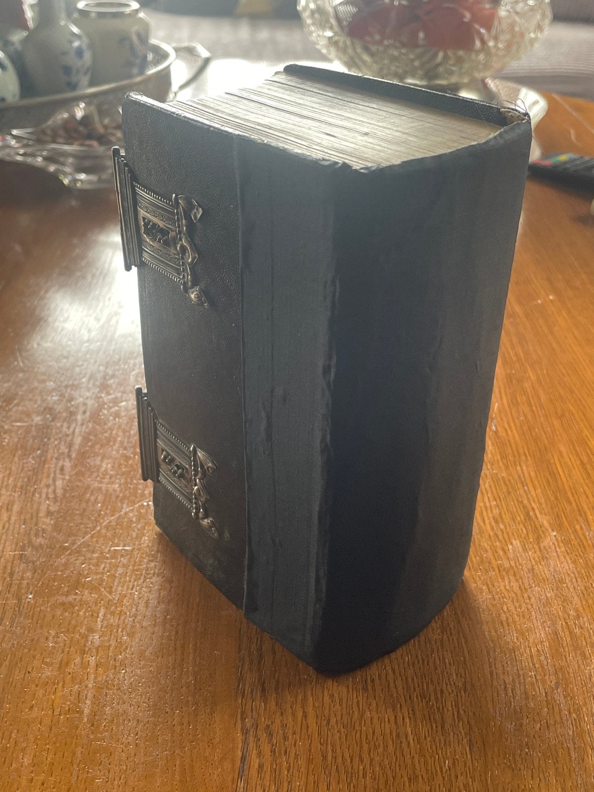 Antieke Bijbel met Zilverwerk, Ophalen