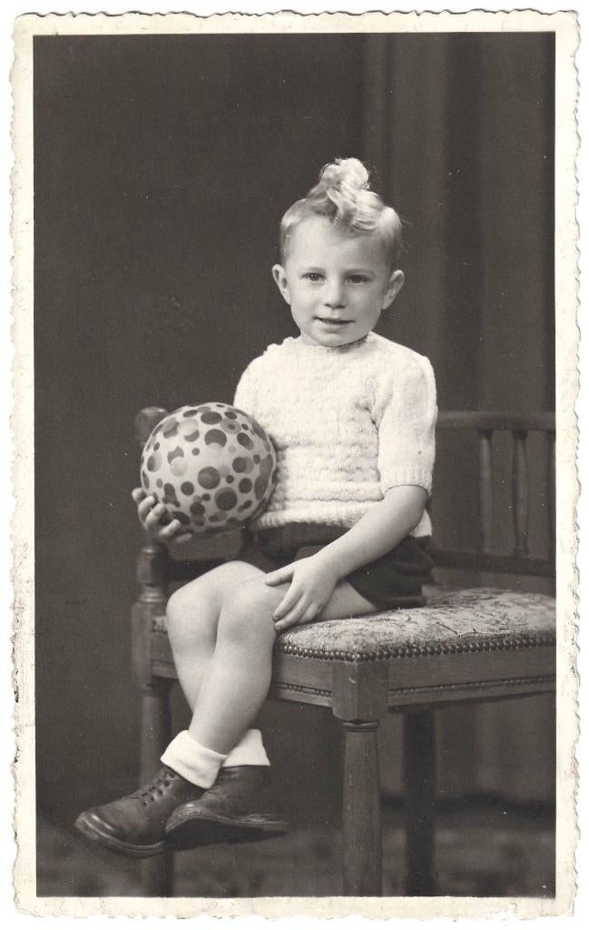 Foto - Kind - Jongen - Kuif - Trui - Bal - Stoel, Gebruikt, Foto, Ophalen of Verzenden, 1940 tot 1960