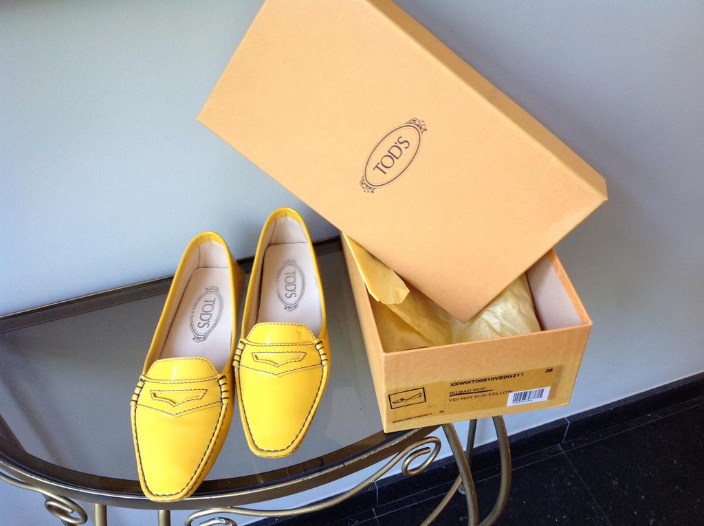 “TOD’S ” loafers instap dames schoentje “ NIEUW”maat 38, Ophalen of Verzenden, Zo goed als nieuw, Geel, Instappers