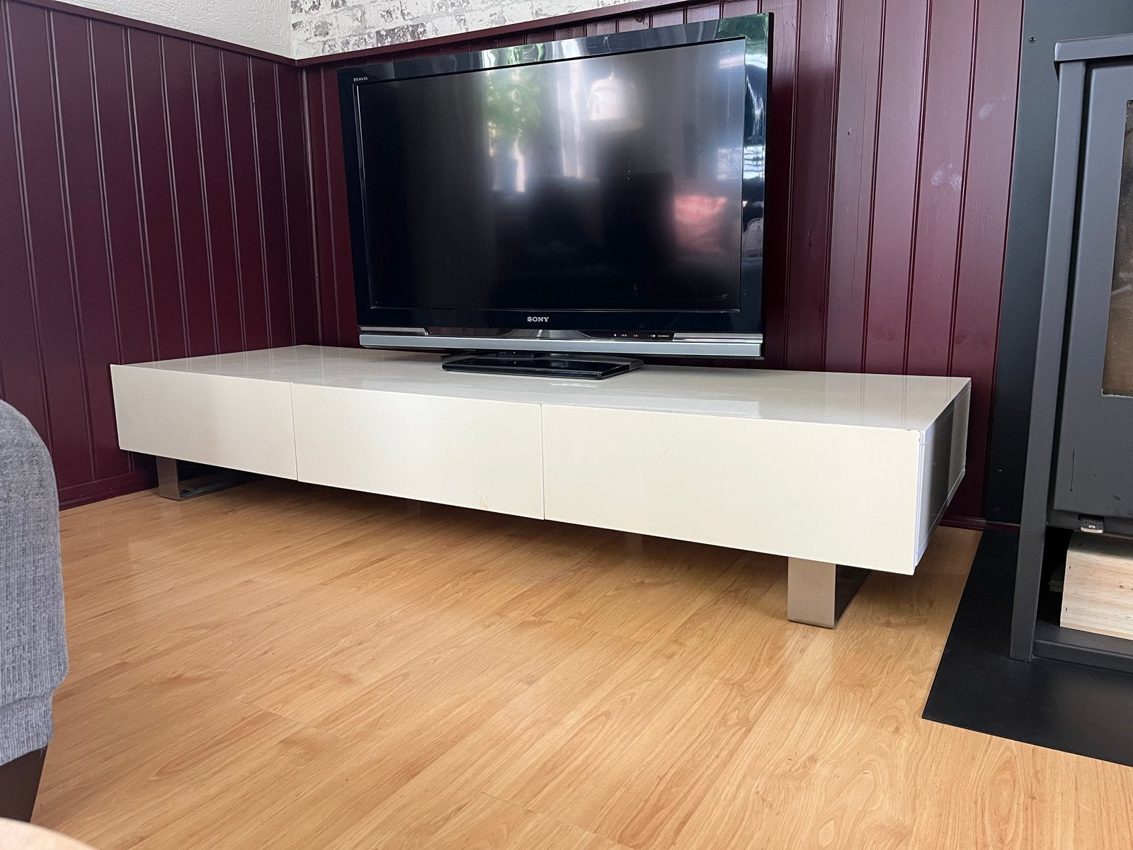 Gratis wit tv meubel met gebruikerssporen, Huis en Inrichting, Ophalen, Gebruikt, 150 tot 200 cm, Minder dan 100 cm