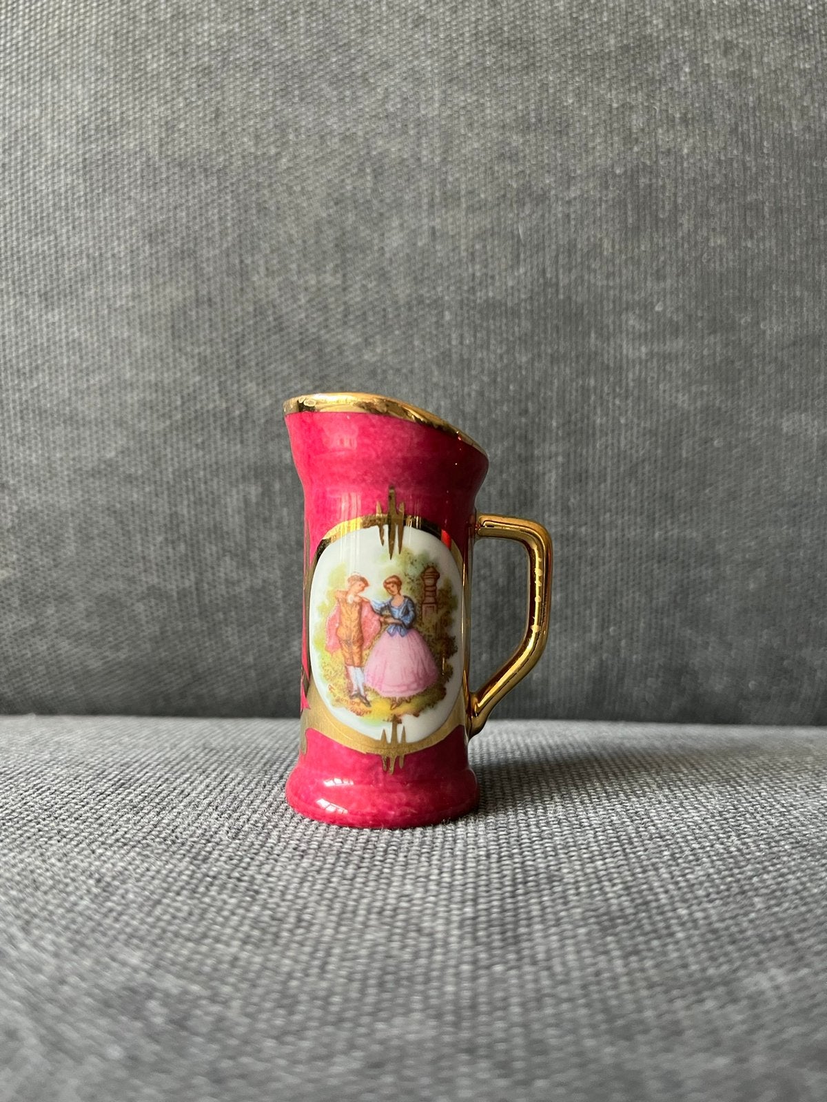 Vintage porseleinen miniatuur kan met romantischtafereel, Ophalen of Verzenden