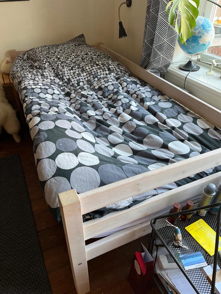 Eenpersoonsbed Whitewash Grenen met Lattenbodem en Bedrek, Ophalen, Gebruikt, Eenpersoons, Wit