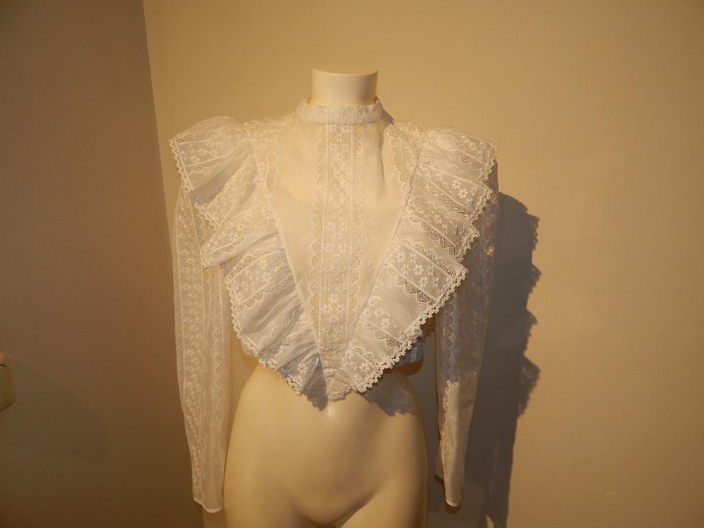 Sandro blouse crop top roesels sier werk in de stof 3, Kleding | Dames, Tops, Zo goed als nieuw, Maat 38/40 (M), Wit, Lange mouw