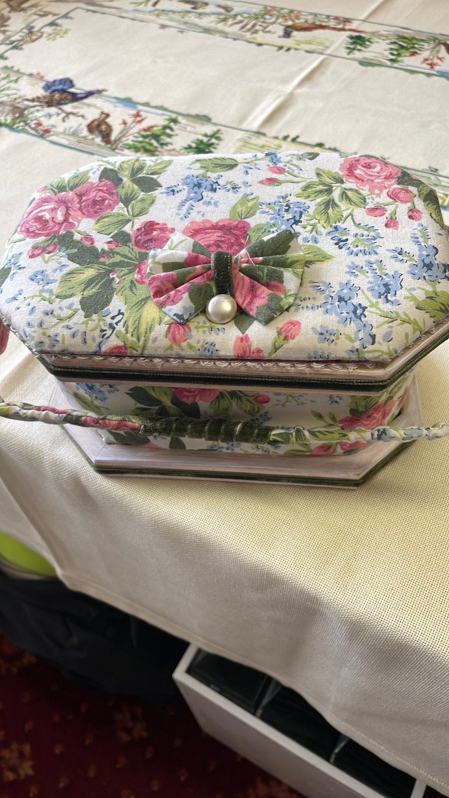 Brocante sieradendoos/ naaidoos bloemen, Ophalen of Verzenden, Zo goed als nieuw