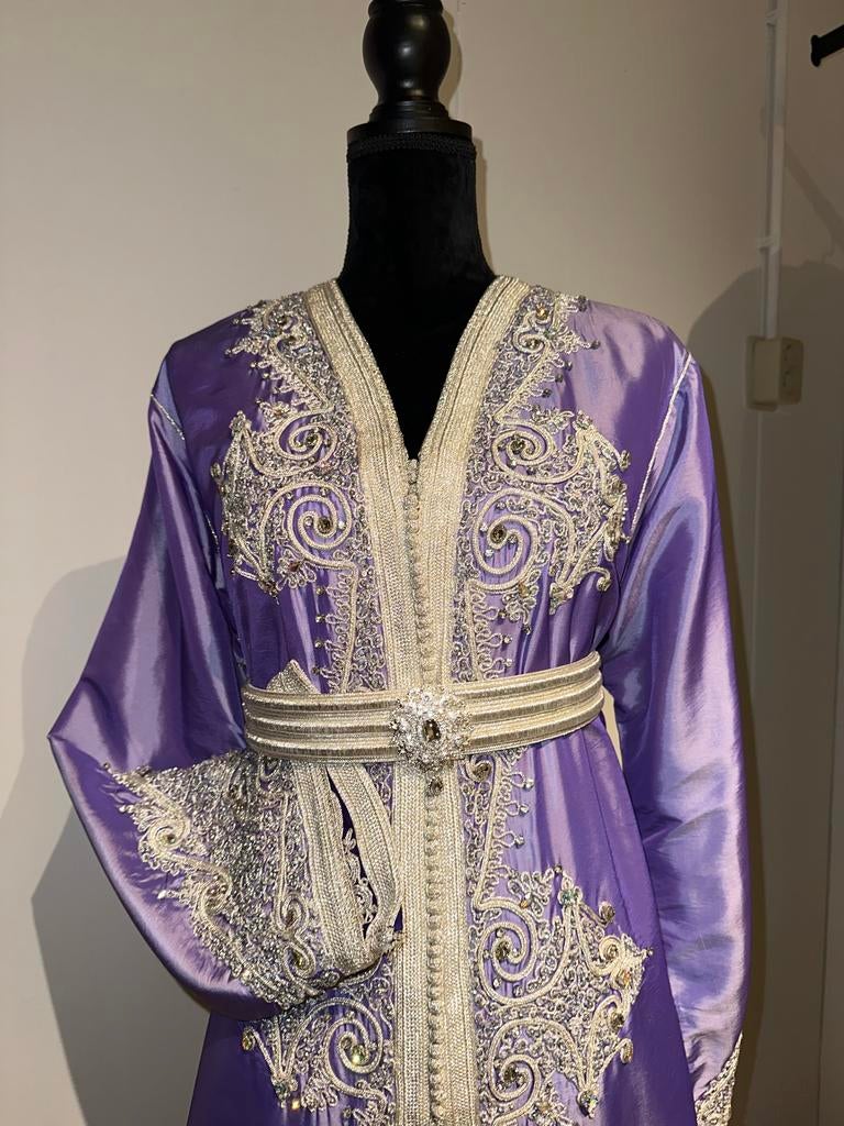 Prachtige paarse Marokkaanse Caftan met zilveren borduursels, Ophalen of Verzenden, Nieuw, Paars, Overige typen