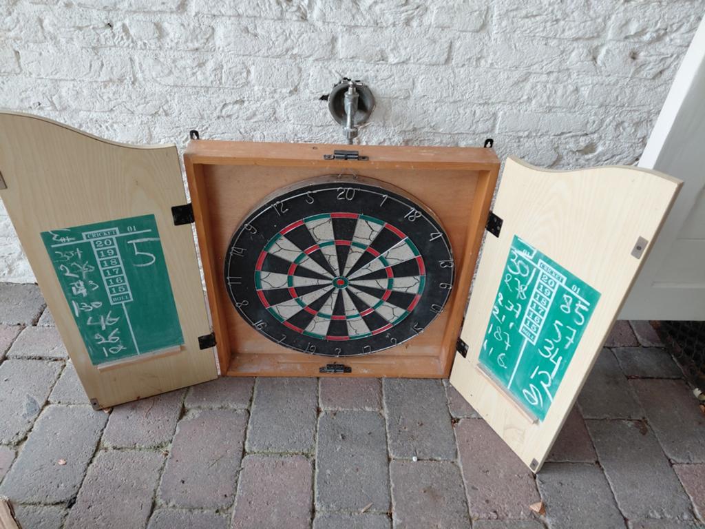 Dartbord in kast, Sport en Fitness, Ophalen, Gebruikt, Dartbord