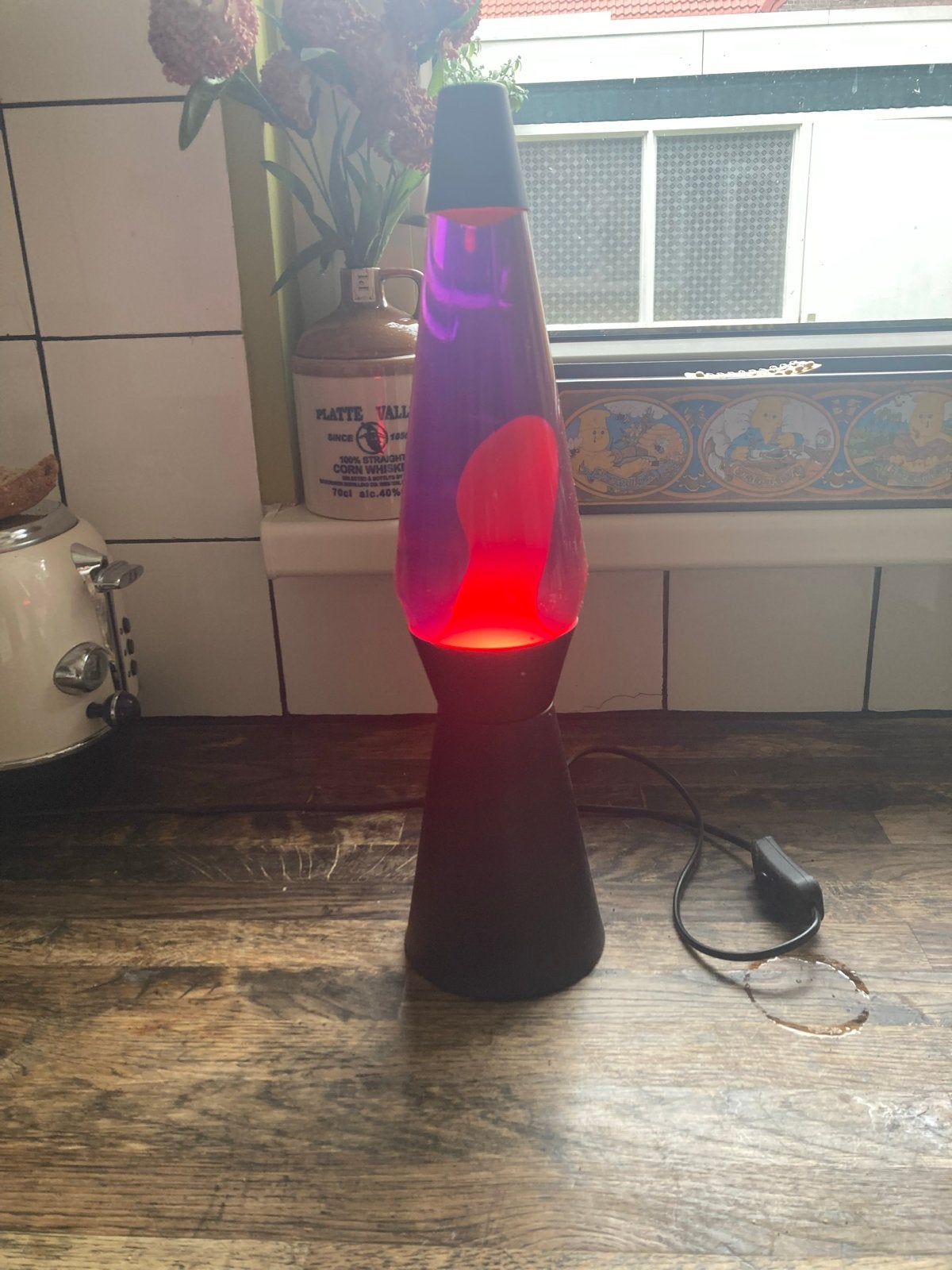 Lavazwart lavalamp met rood/paarse vloeistof, Huis en Inrichting, Lavalamp, Vintage, Verzenden, Overige fittingen