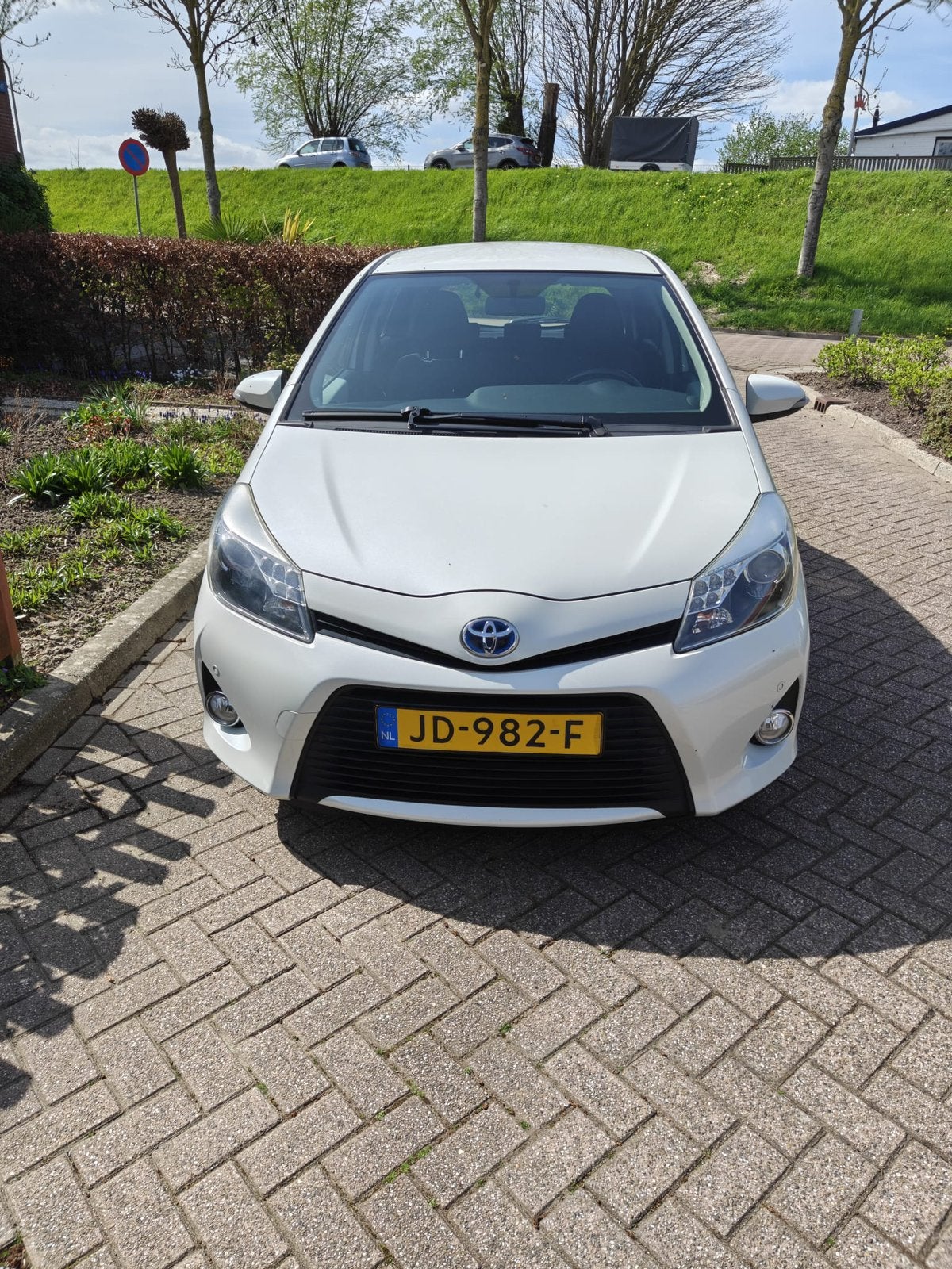 Toyota Yaris 1.5 Full Hybrid CVT 5DR 2012 Wit, Auto's, Toyota, 1497 cc, 74 pk, 4 cilinders, 1070 kg