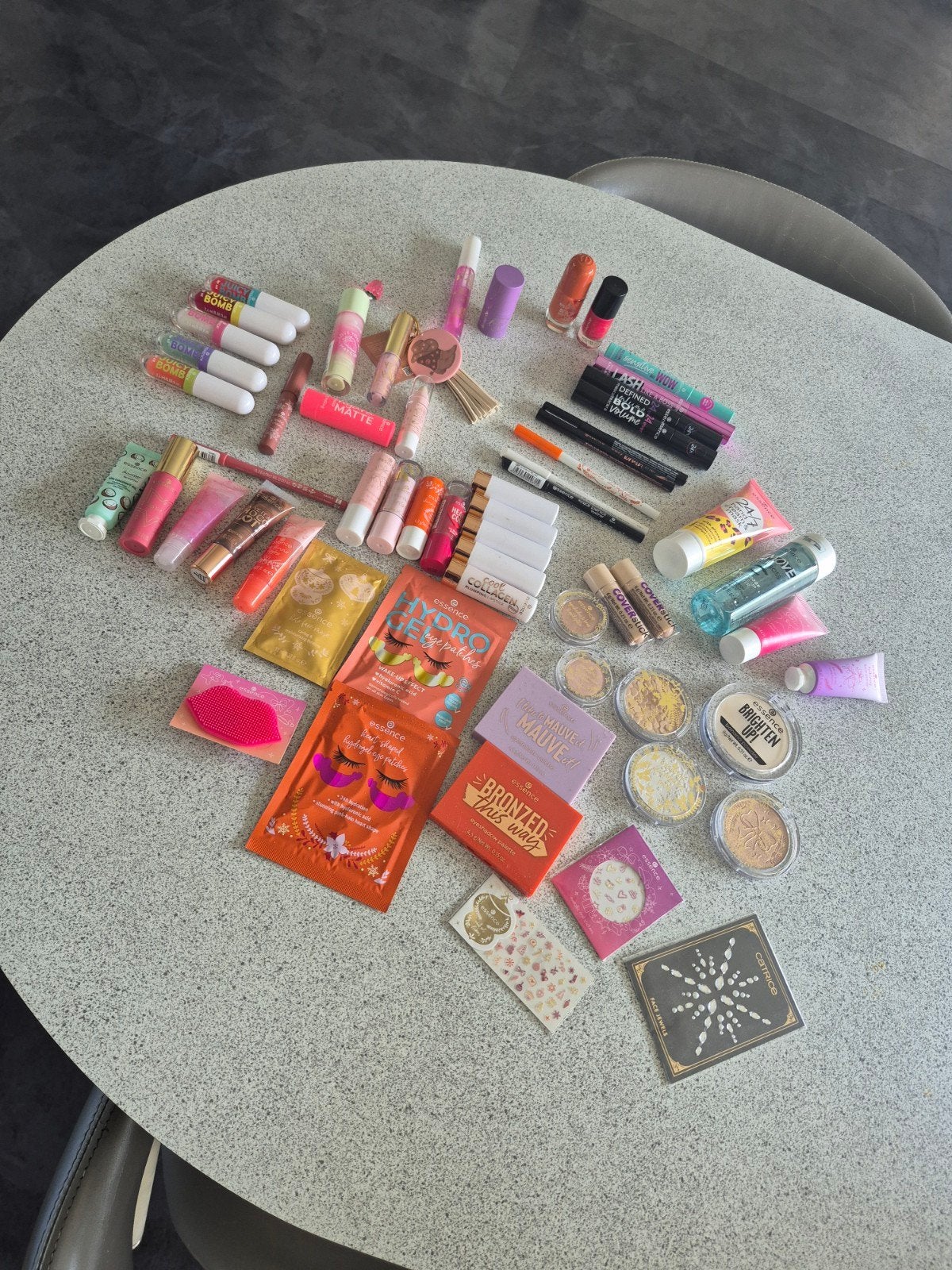 Essence make up voor maar 1 euro per stuk., Ophalen of Verzenden, Nieuw, Overige kleuren, Gehele gezicht