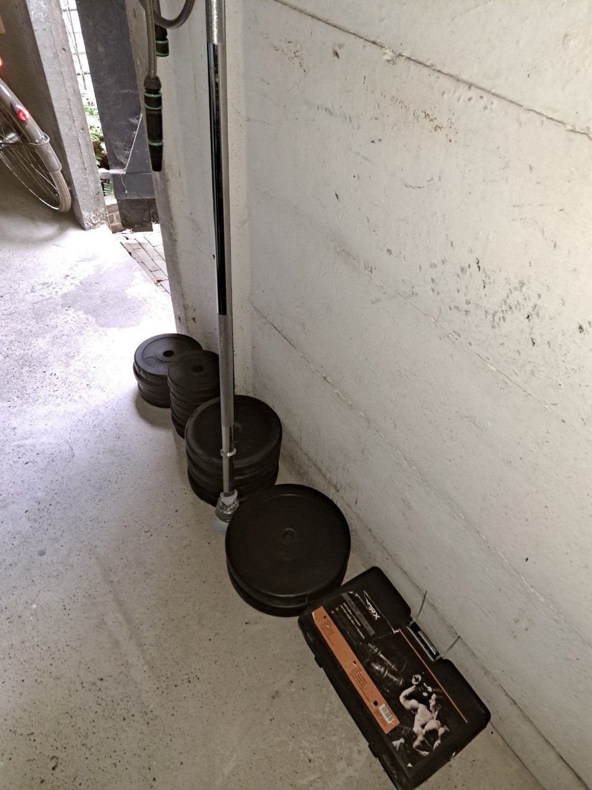 Barbell en dumbells met gewichten en veiligheidsclips, Ophalen, Zo goed als nieuw