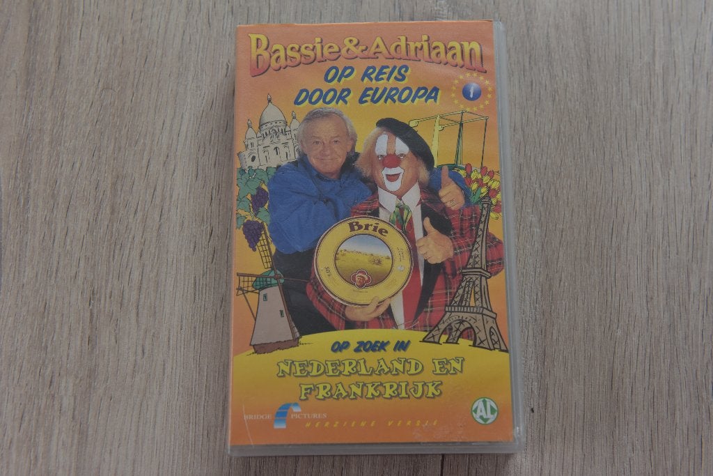 VHS VIDEOBAND - BASSIE & ADRIAAN - OP REIS DOOR EUROPA DEEL, Cd's en Dvd's, Serie, Verzenden, Alle leeftijden, Nederlands