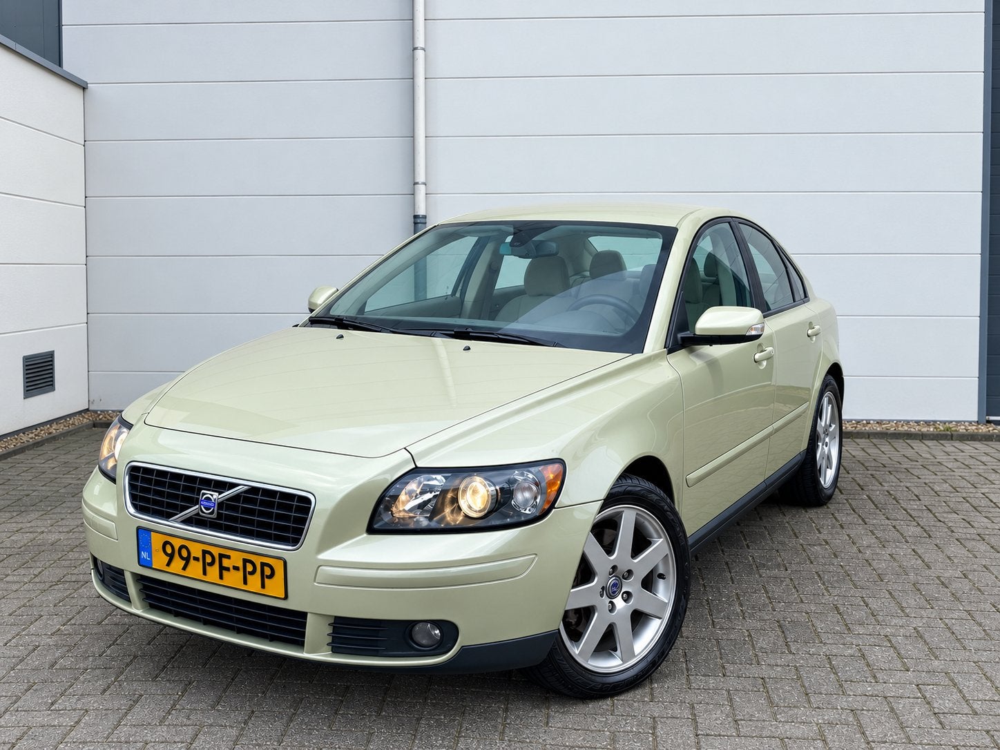 Volvo S40 2.4 I 140PK Geartronic 2004/NIEUWE APK/NETJES/, 1357 kg, Beige, 700 kg, 2435 cc