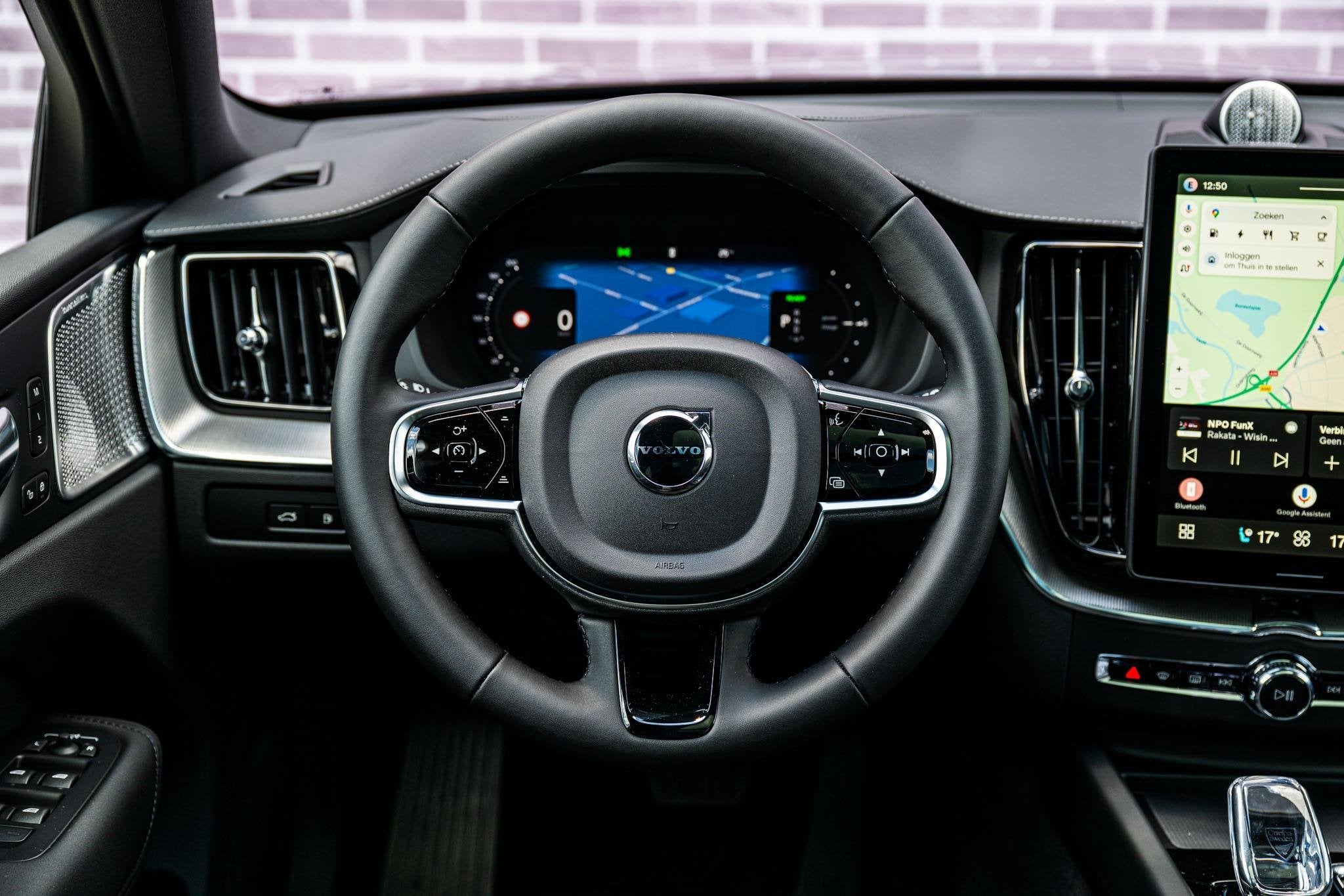 Volvo XC60 2.0 T8 Plug-in hybrid AWD Ultra Dark Executive Ed, Auto's, Automaat, 12 maanden, Gebruikt, Lichtsensor