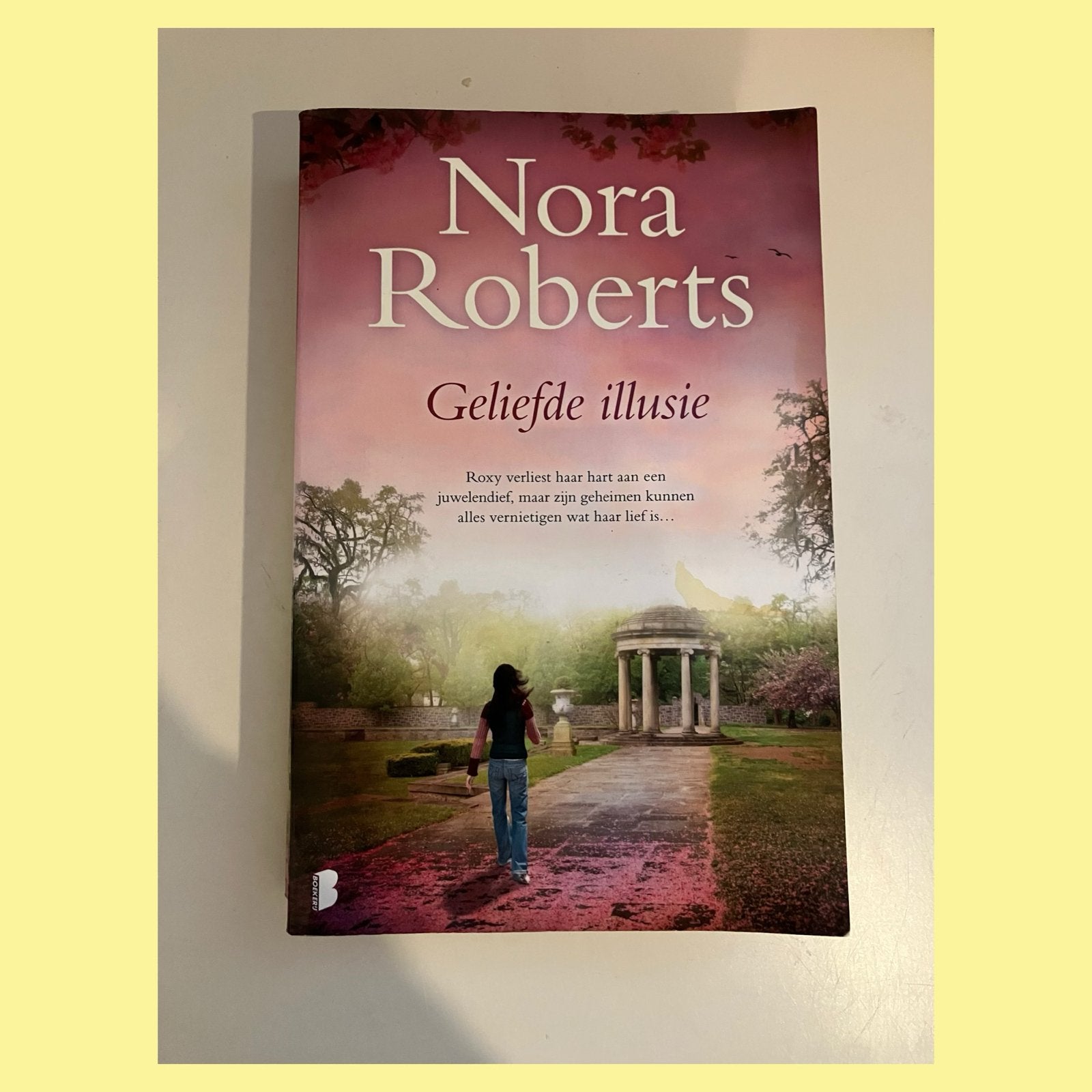 Nora Roberts - Geliefde illusie (roman), Ophalen of Verzenden, Zo goed als nieuw, Nederland