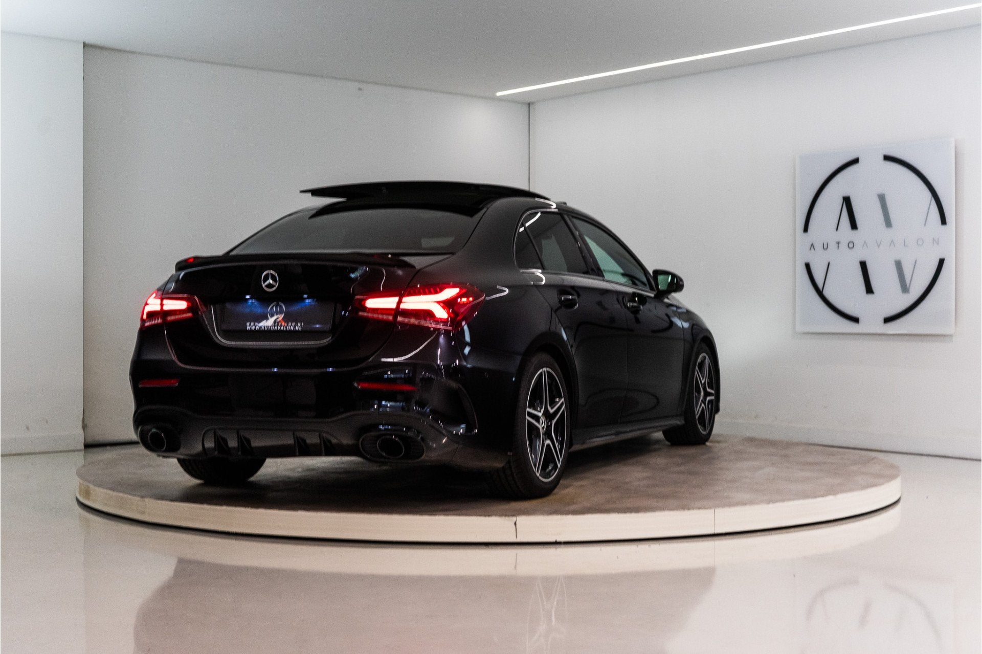 Mercedes-Benz A-Klasse 180 Business Solution AMG 136PK | A35, Auto's, 136 pk, Gebruikt, 4 cilinders, Leder en Stof
