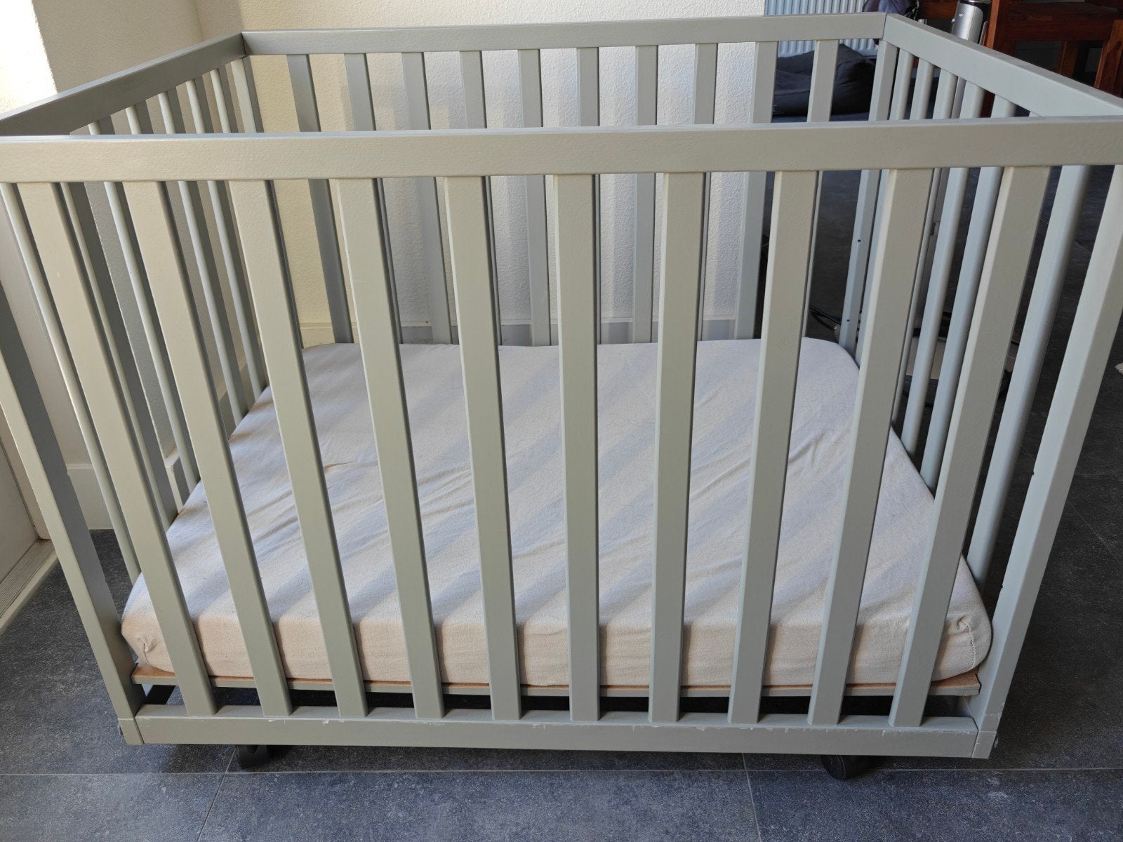 Baby Ledikant Box merk Quax- Grijs met wieltjes, Ophalen, Gebruikt, Ledikant