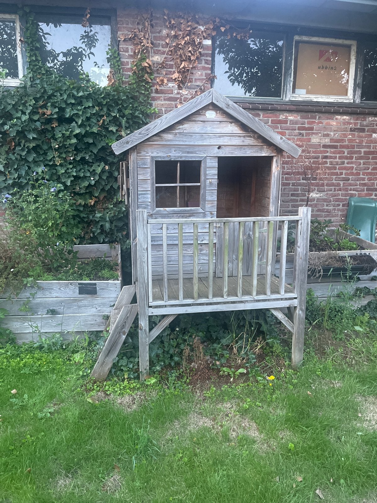 Gratis af te halen: Speelhuisje (kan wat liefde gebruiken), Ophalen, Gebruikt, Hout