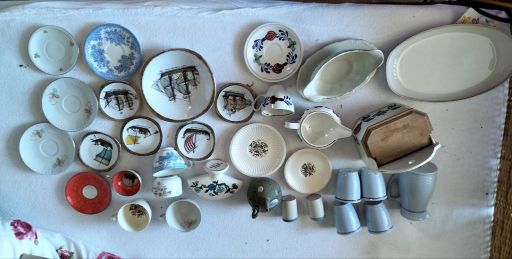 Zowel antiek als nieuwere kopjes, schoteltjes etc, Ophalen, Overige stijlen, Kop(pen) en/of Schotel(s)