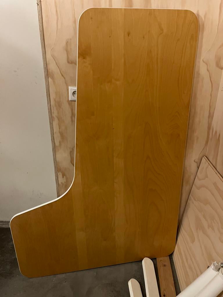 IKEA Bekant bureau met wit onderstel, Ophalen, In hoogte verstelbaar, Zo goed als nieuw