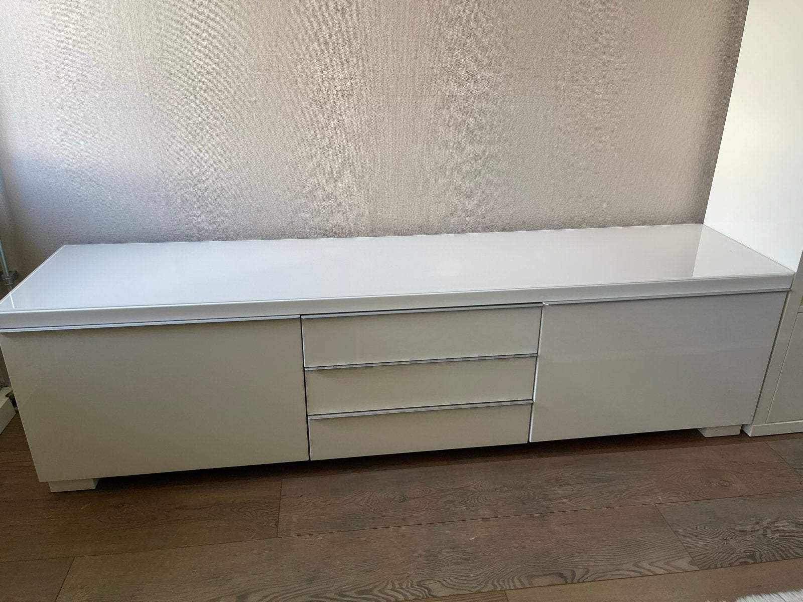Moderne witte ladekast / dressoir met glanzende afwerking, Ophalen, Kunststof, Zo goed als nieuw, 200 cm of meer