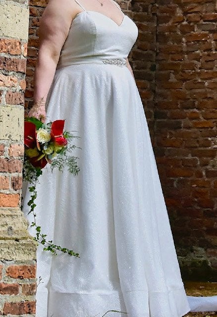 Prachtige Witte Trouwjurk met Glitters en Sleep, Kleding | Dames, Trouwkleding en Trouwaccessoires, Ophalen, Trouwjurk, Zo goed als nieuw