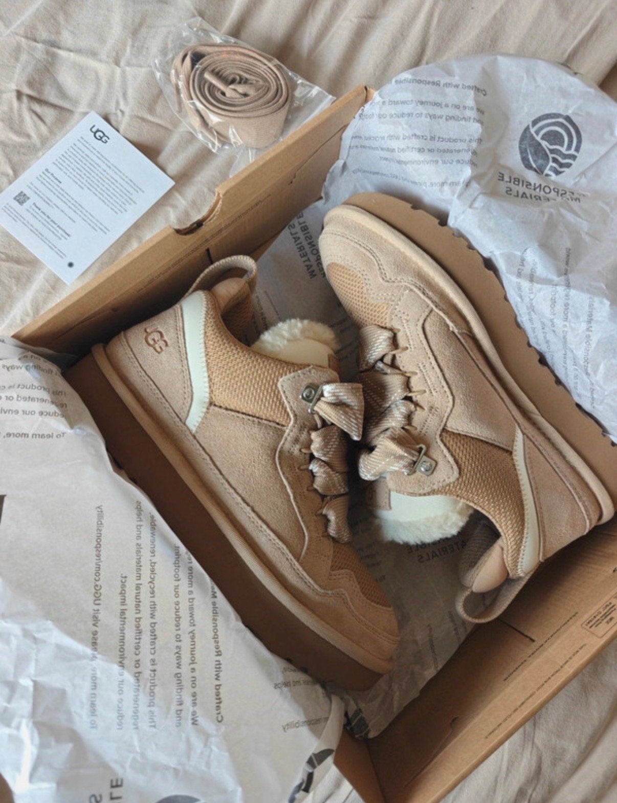 Nieuwe UGG sneakers met bont en extra veters, Beige, Nieuw, Ophalen of Verzenden, Sneakers of Gympen