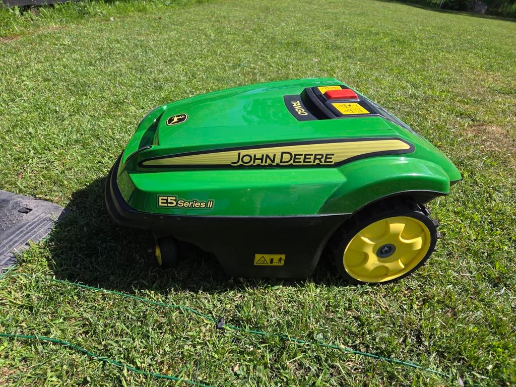 John Deere Tango E5 SII Robotmaaier met laadstation en extra, Tuin en Terras, Ophalen of Verzenden, Gebruikt, John Deere