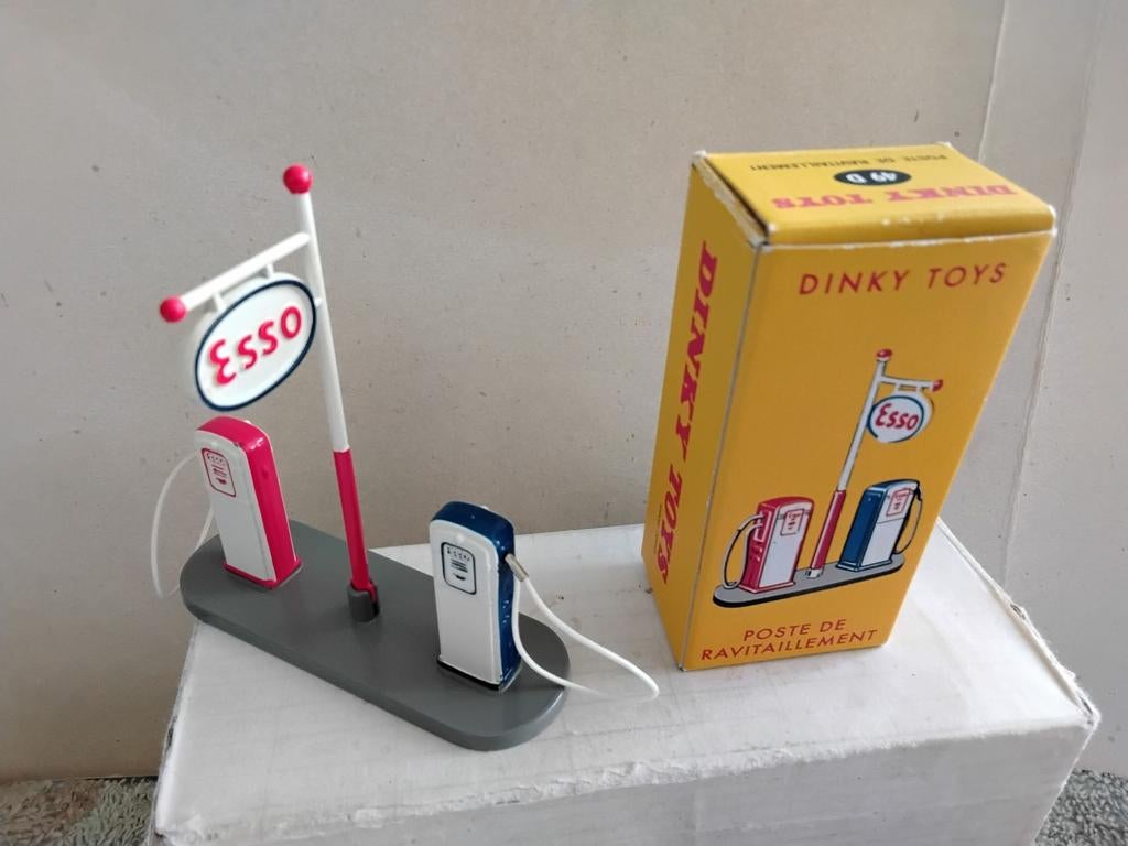 DINKY  TOYS   ATLAS   BENZINEPOMP  NO  49  D, Hobby en Vrije tijd, Modelauto's | 1:43, Ophalen of Verzenden, Zo goed als nieuw