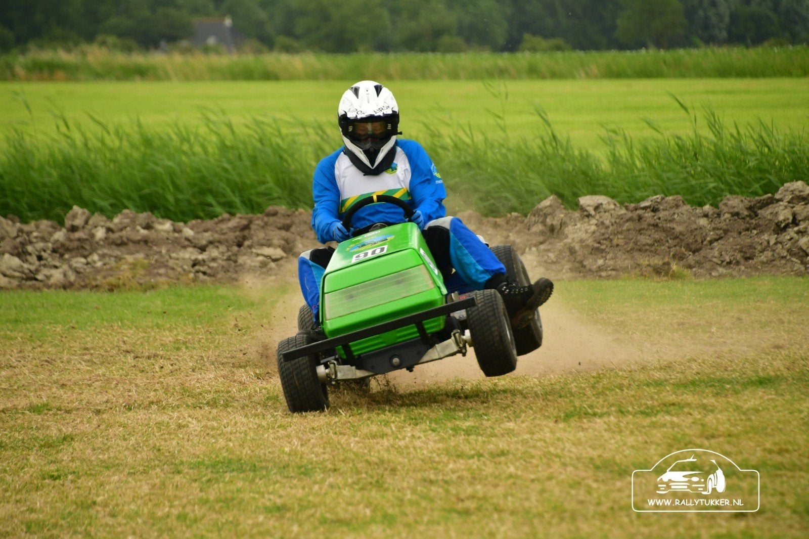 GEZOCHT: zitmaaier motorkap voor mijn race zitmaaier, Ophalen of Verzenden