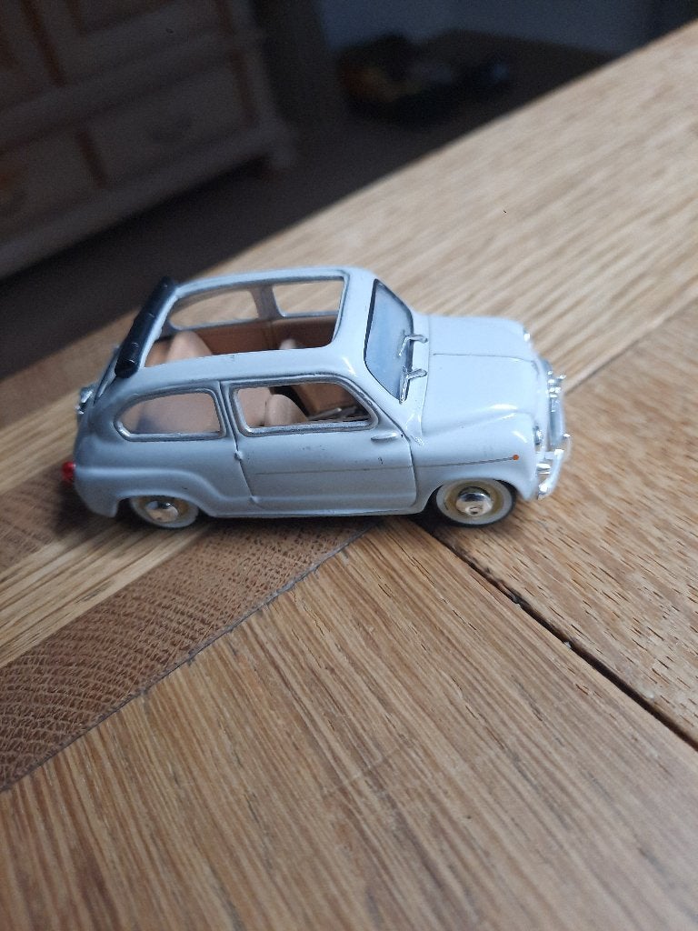 Solido. Seat 600D 1964. Als nieuw. 1:43, Hobby en Vrije tijd, Modelauto's | 1:43, Ophalen of Verzenden, Zo goed als nieuw, Auto