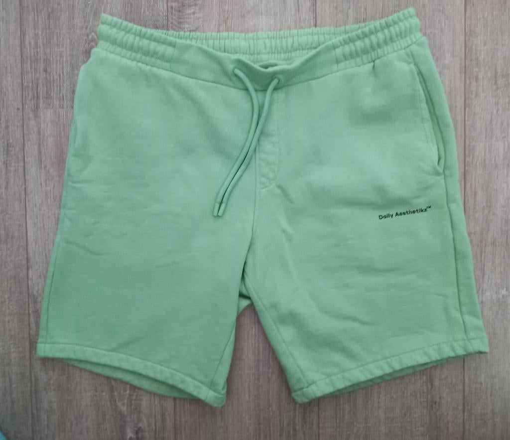 Korte broek te koop maat L van Daily Aesthetikz, Kleding | Heren, Broeken en Pantalons, Ophalen of Verzenden, Zo goed als nieuw