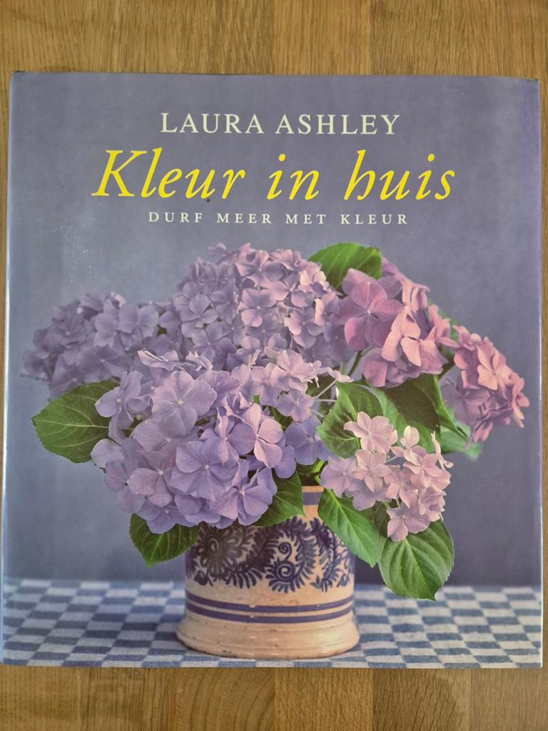 Laura Ashley - Kleur in huis -Durf meer met Kleur 1997, Boeken, Ophalen of Verzenden, Zo goed als nieuw, L. Ashley