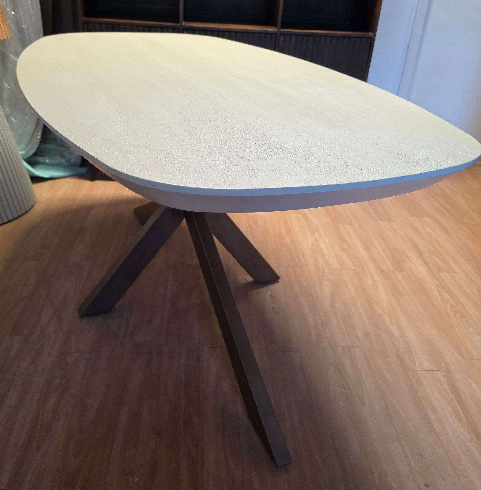 Deens Ovale Eettafel Madison Sand 160 cm Bronzen Poot, Overige houtsoorten, Madison, Info@meubeloutletmeppel.nl, Zo goed als nieuw