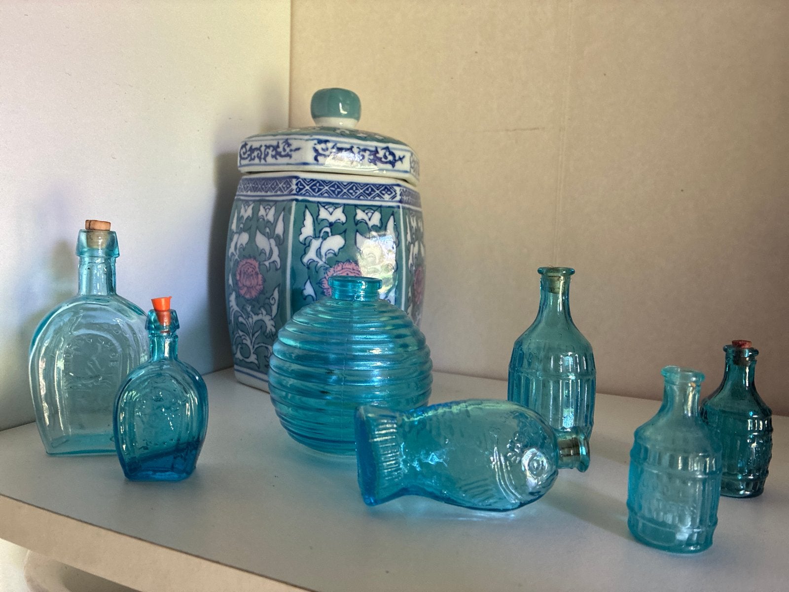 Decoratieve blauwe glazen flessen en pot, Antiek en Kunst, Ophalen