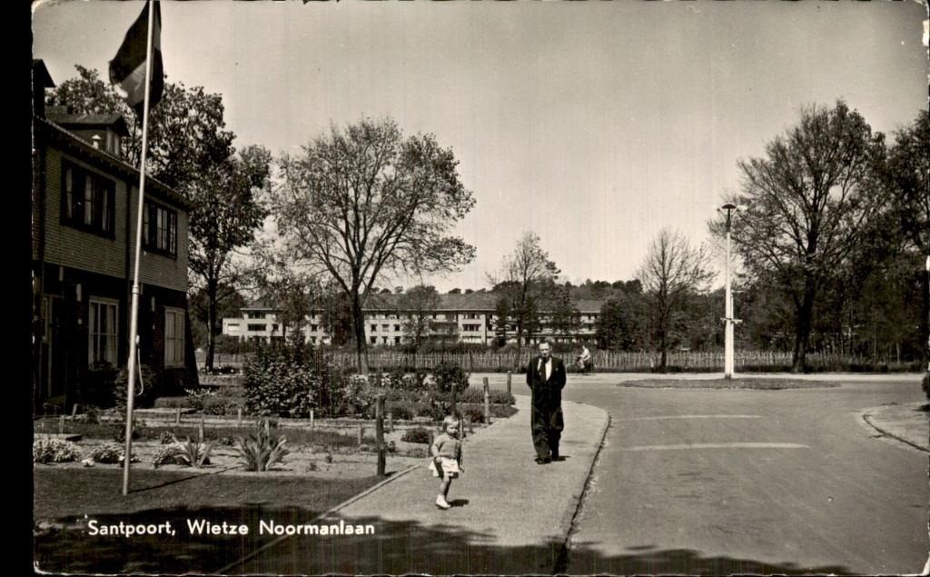 Santpoort - Wietze Noormanlaan - Straatbeeld, Ophalen of Verzenden, 1940 tot 1960, Gelopen, Noord-Holland