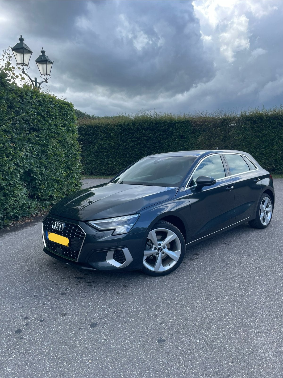 Lichte schade: Audi A3 sportback 1.5  NAP. dealer!, Audi, Zilver of Grijs, Benzine, Hatchback