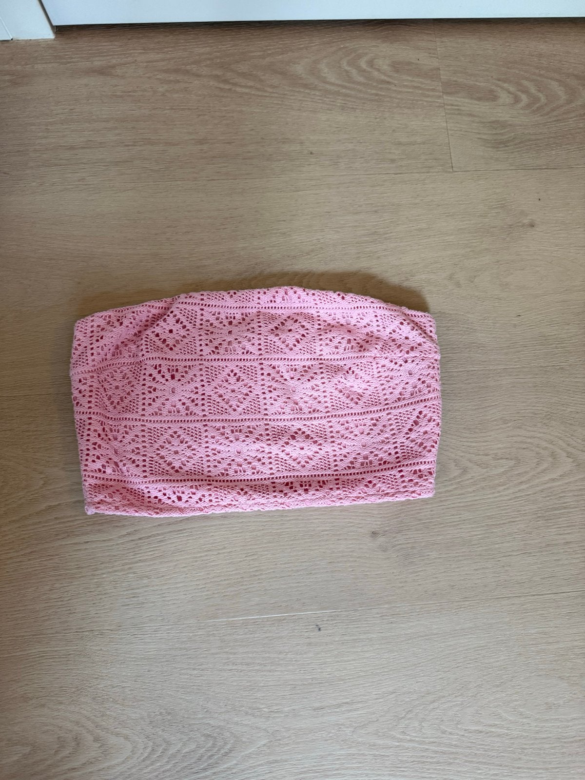 Roze gehaakte strapless top van Tess V, Kleding | Dames, Tops, Maat 38/40 (M), Verzenden, Zo goed als nieuw, Roze