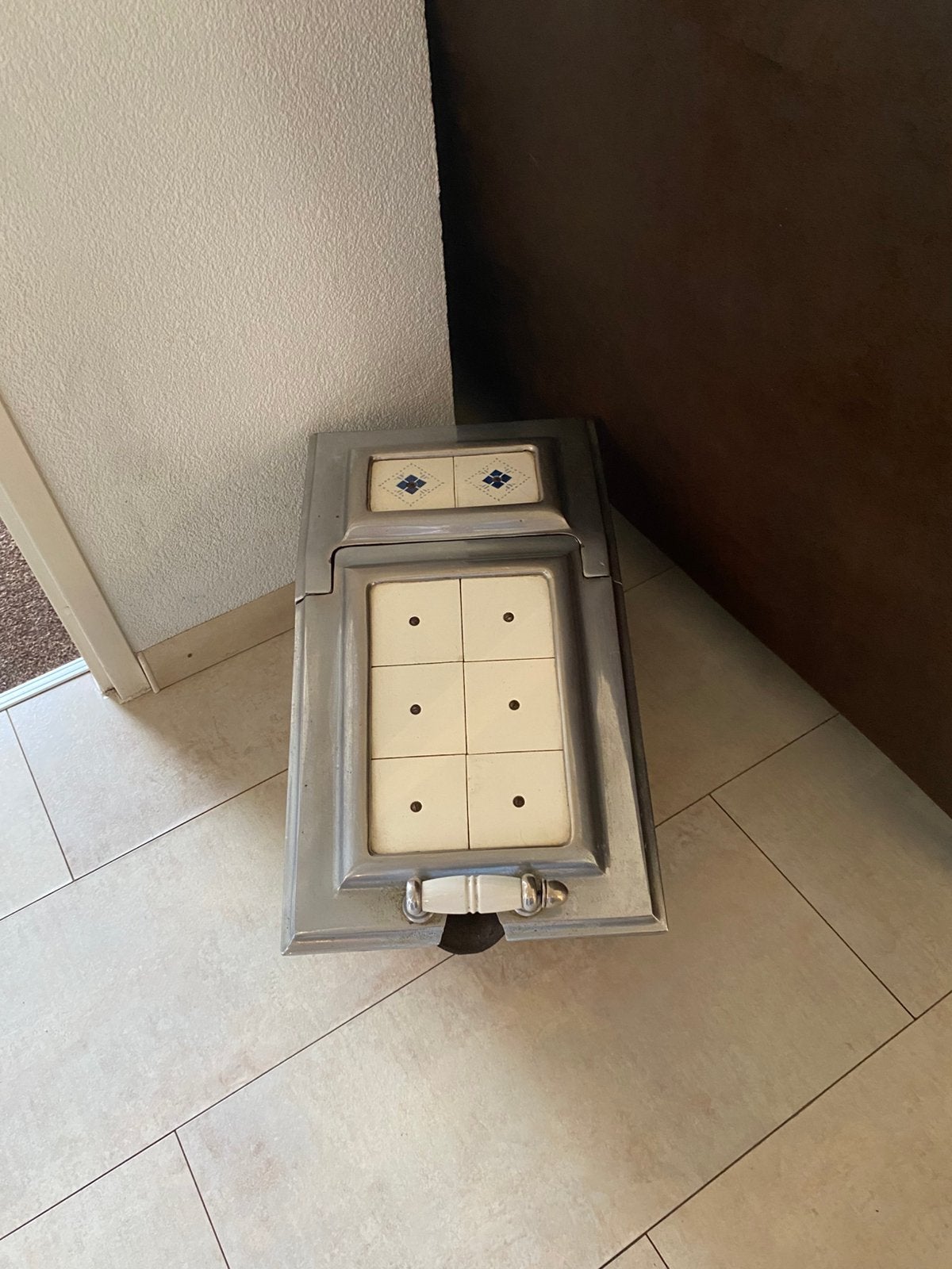 Antieke kolenkit met tegeltjes - Decoratief en functioneel, Ophalen