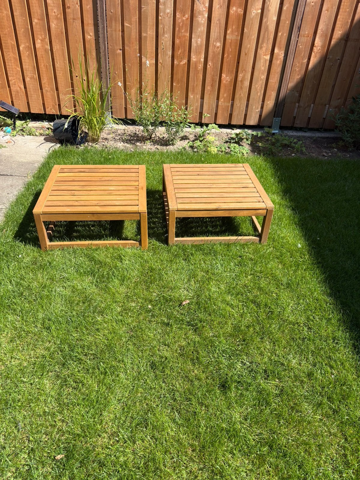 2 hardhouten tafeletjes, Tuin en Terras, Picknicktafels, Ophalen, Zo goed als nieuw, Rechthoekig, Hout