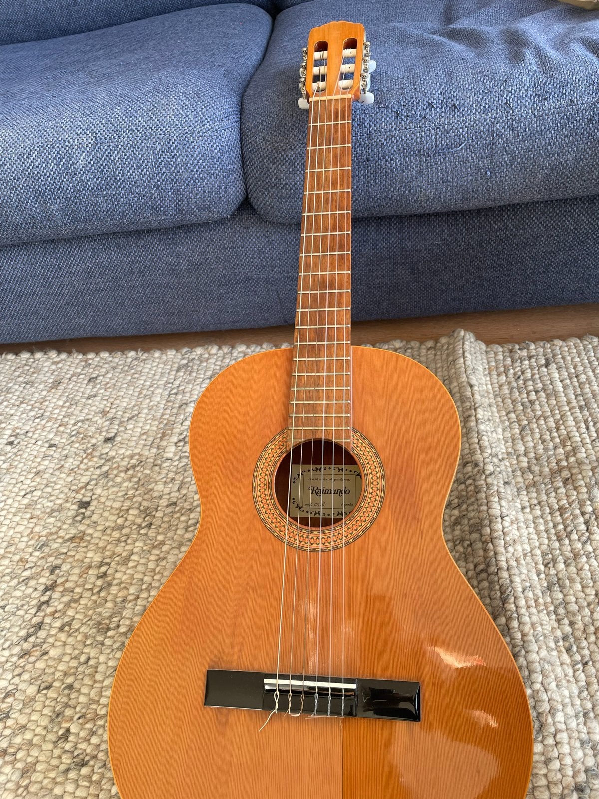 Raimundo 104B Spaanse gitaar (scheur in bovenblad), Muziek en Instrumenten, Ophalen, Gebruikt, Klassieke of Spaanse gitaar