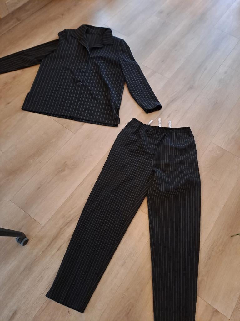 Dames krijtstreep jasje met broek maat 44, Kleding | Dames, Ophalen of Verzenden, Zo goed als nieuw, Maat 42/44 (L), Zwart