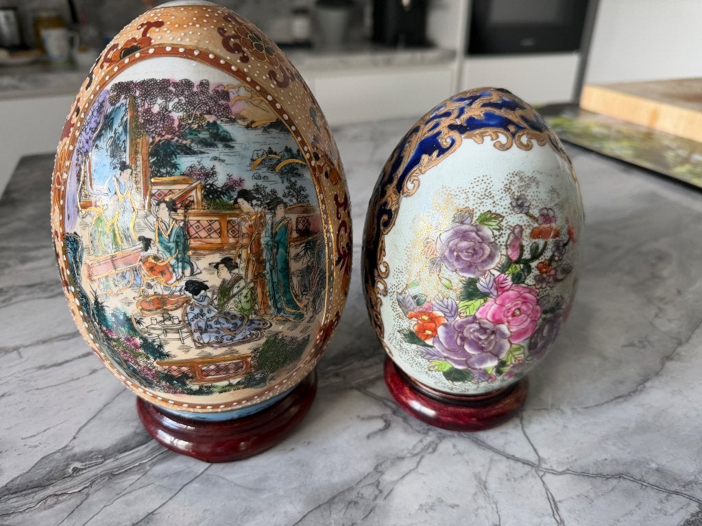 Twee Chinese porseleinen eieren op houten voet, Antiek en Kunst, Ophalen of Verzenden