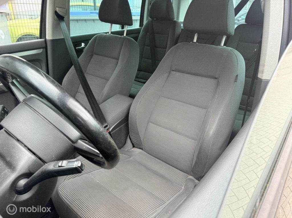 Volkswagen Touran 2.0-16V FSI Highline, Auto's, Volkswagen, Gebruikt, 4 cilinders, Zwart, Bedrijf
